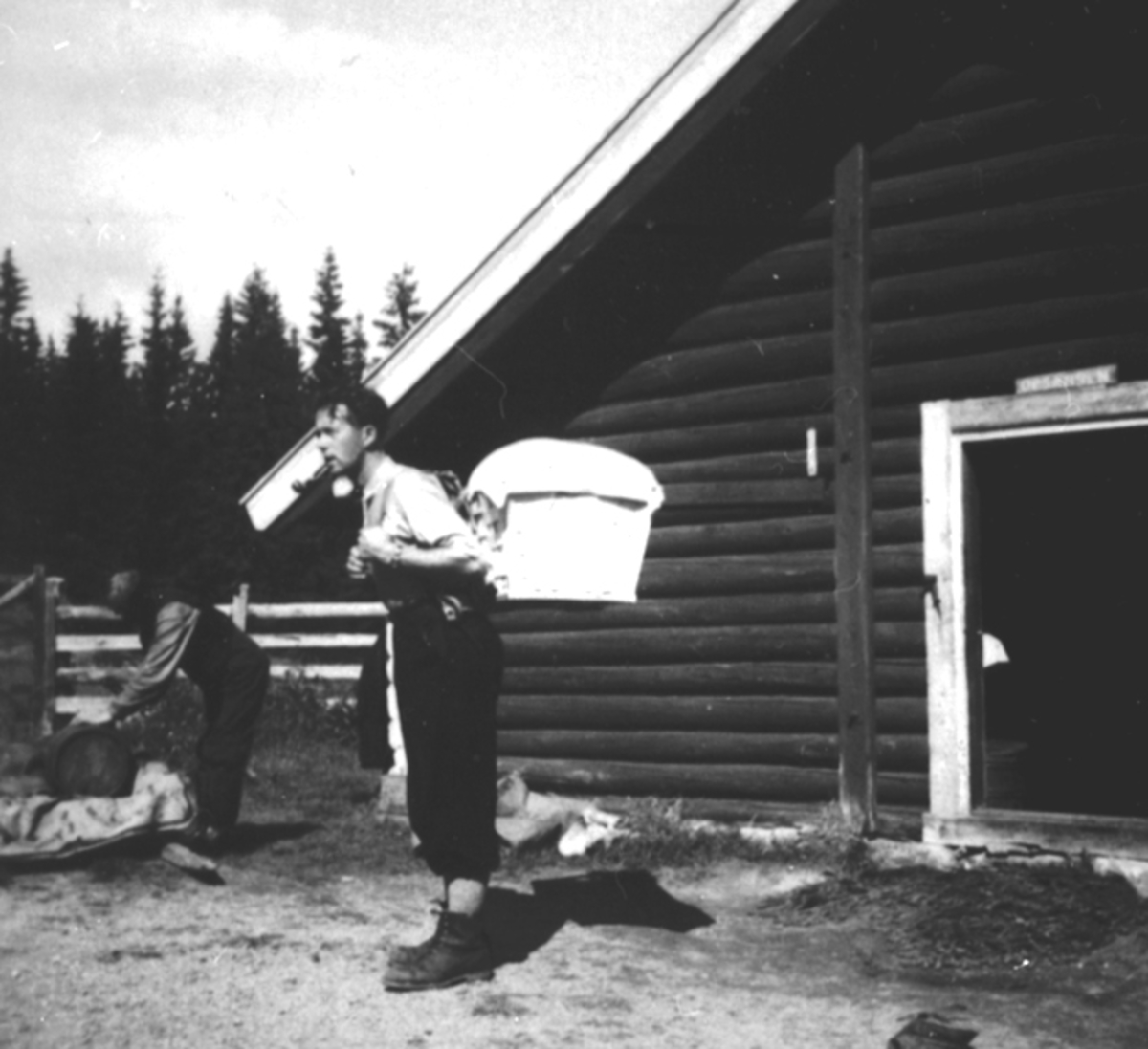 Anno Domkirkeodden, EKSTERIØR: OPSANGER SETER, FORAN: KRISTIAN A. VASAASEN SEN. MED KURV PÅ RYGGEN, OPSANGER SÆTER, ARNE VASAASEN 3 MÅNEDER GAMMEL I KURVEN.