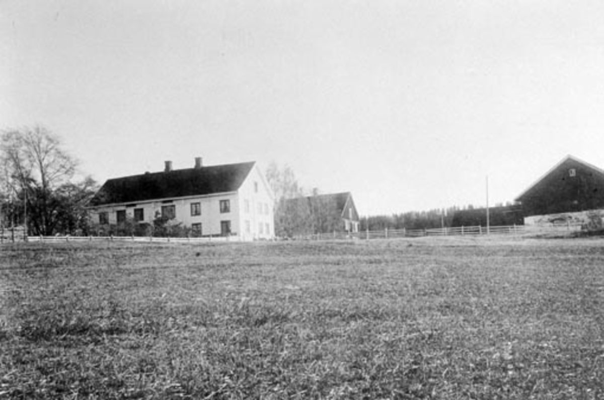 Anno Domkirkeodden, Eksteriør, gardsbruk. Revling, Ringsaker. Gammelbygningen, føderådsbygningen som ble bygget i 1809. Brant den 21.4 1921. Hovedbygning, låve.