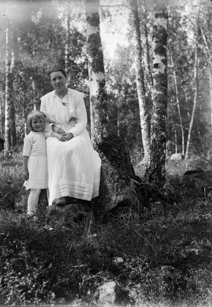 Okänd,, Christiane Liljefors med sin dotter Marit i lövskogen, sannolikt i Sverige