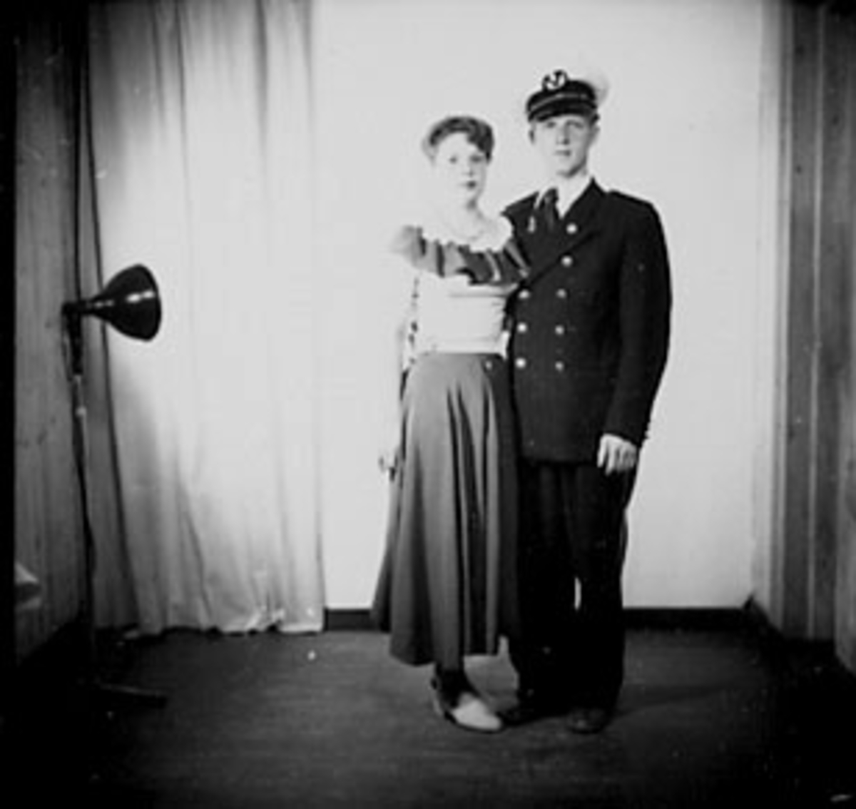 Anno Domkirkeodden, GRUPPE 2, UNGT PAR, HENRIK SANDAKER MED MUSIKKUNIFORM OG UNG DAME I STUDIO