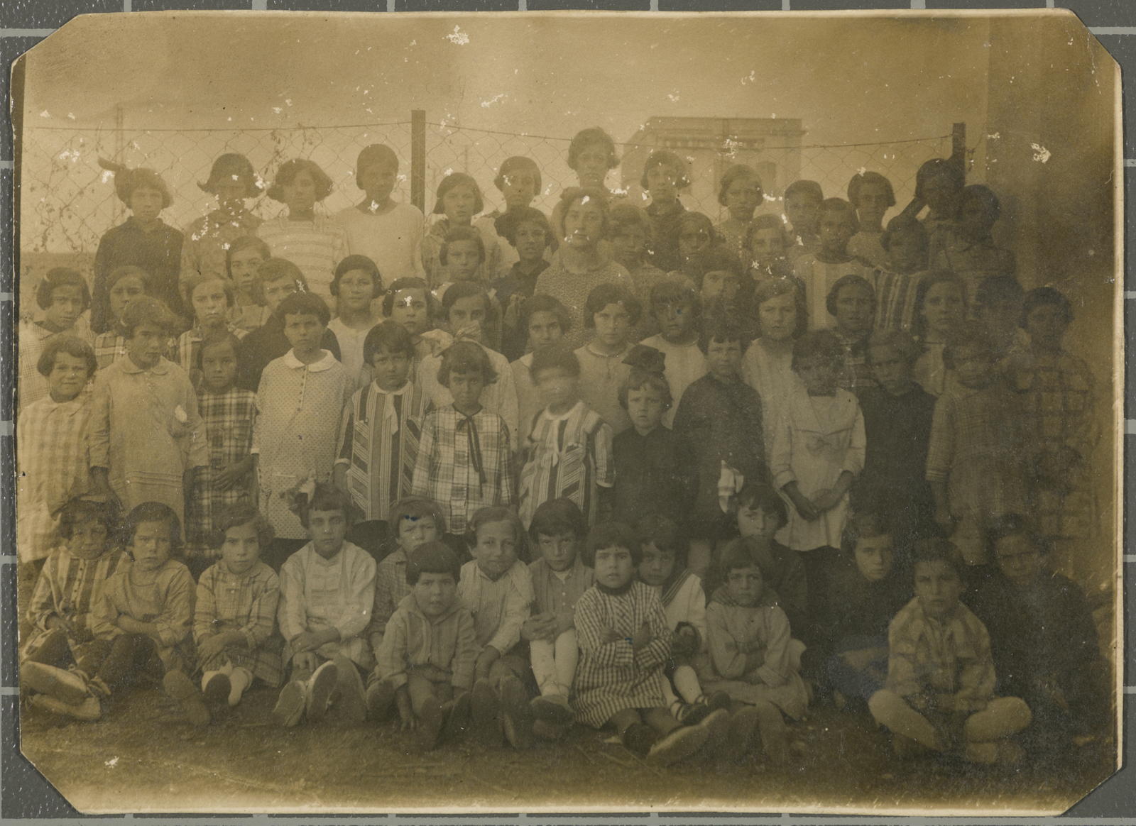 Desconegut, [Group portrait of some children]