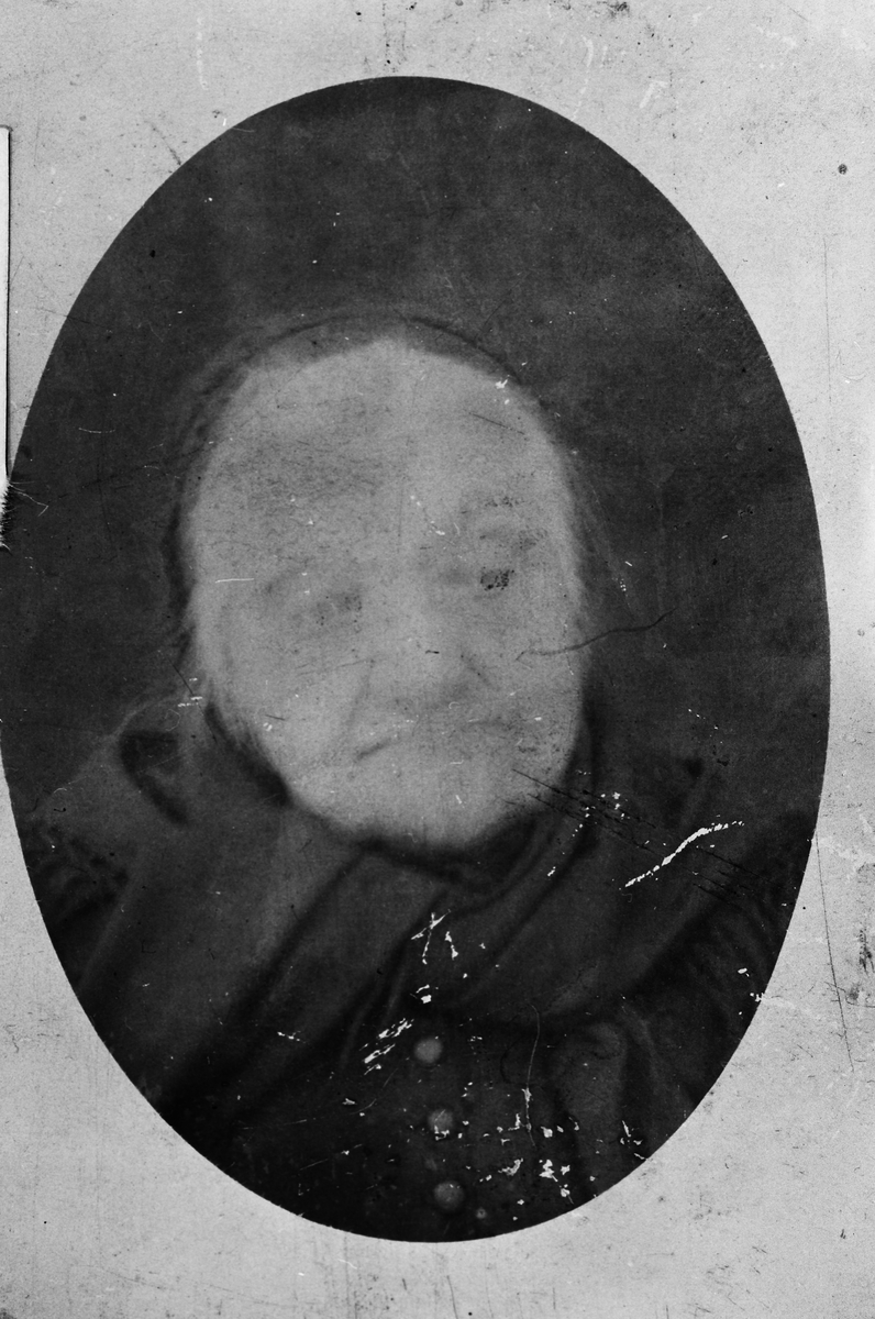 Ukjent, Portrett av eldre kvinne - Jøran Kristoffersdatter Moan født Ryen (1810-1906)