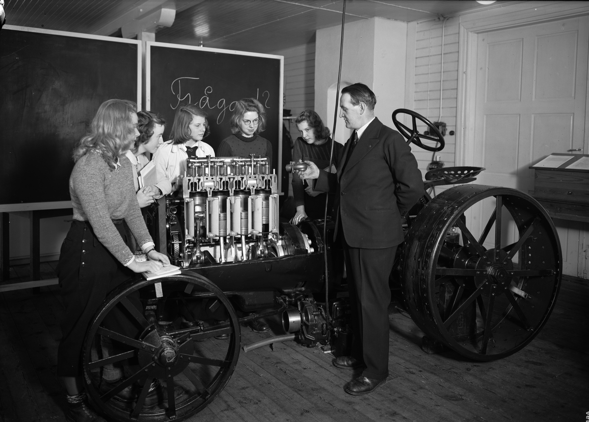 Paul Sandberg, “Schoolgirls from upper secondary schools” receive machine-maker training at the mechanical engineering institution in the Swedish University of Sweden