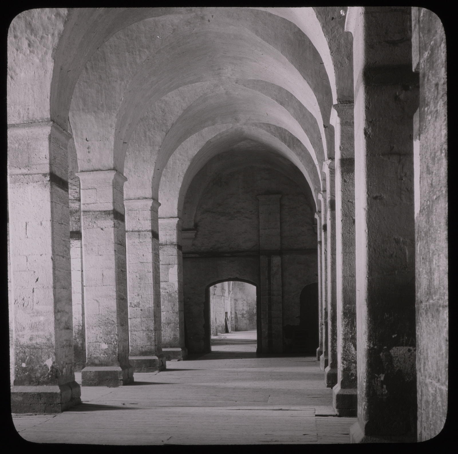 Desconegut, Le Mont Saint Michel. Le cellier. Photo Louvre