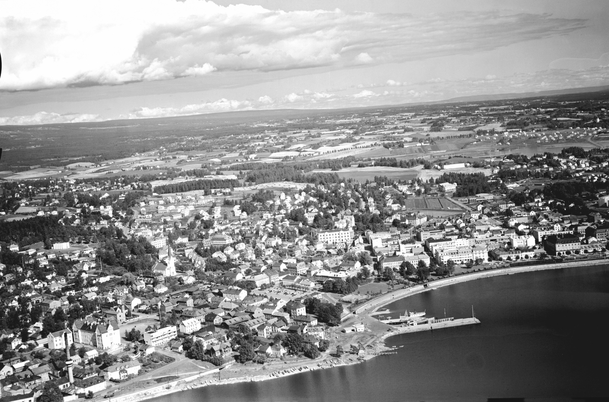 Widerøes Flyveselskap A/S, FLYFOTO STOR OVERSIKT FRA VESTBYEN, HØIENSALODDEN, HAMARBUKTA, SENTRUM MOT VANG, Hamar Brygge.