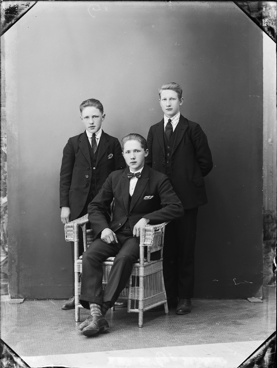 Skötsner-Edhlund, Ateljéporträtt - två unga män och Oscar Almkvist från Skäfthammar socken Uppland 1926