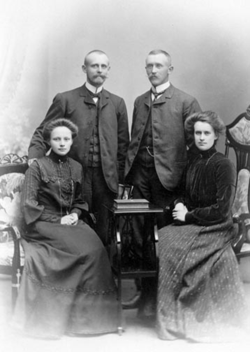 Anno Domkirkeodden, Familien Berg, Ring, fra venstre er Marthinus Berg F: 1879, Gunnar Berg F: 1880, Margit Berg F: Hjelmstad 1882, Agnes Berg F: 1882. Gift med Olav Sveen.