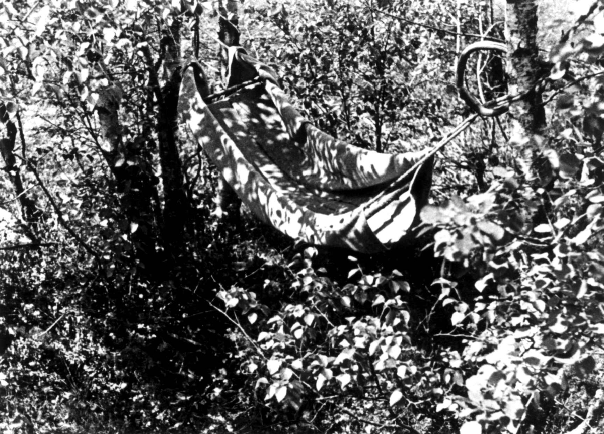 Anna Grostøl, Laging av "ronse",hengekøye, med bæretau og sengeteppe. Fjotland, Kvinesdal, Vest-Agder 1941.