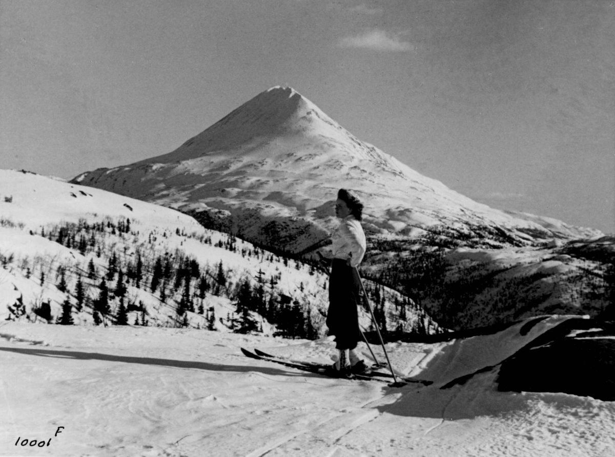 Anders Beer Wilse, Kvinnelig skiløper eller slalåmkjører ved Gaustatoppen.
