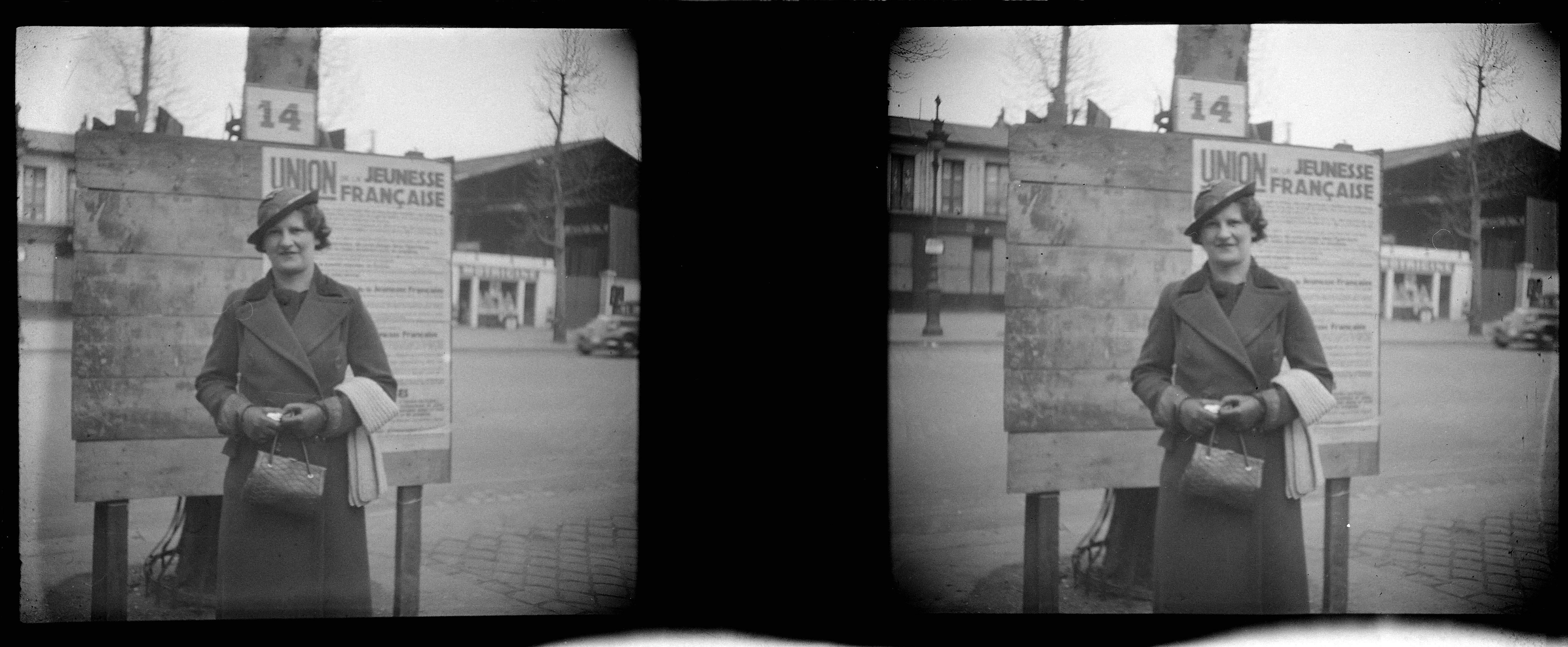 Anonyme, Portrait de femme posant devant un panneau électoral pour l'"UNION DE LA JEUNESSE FRANCAISE".