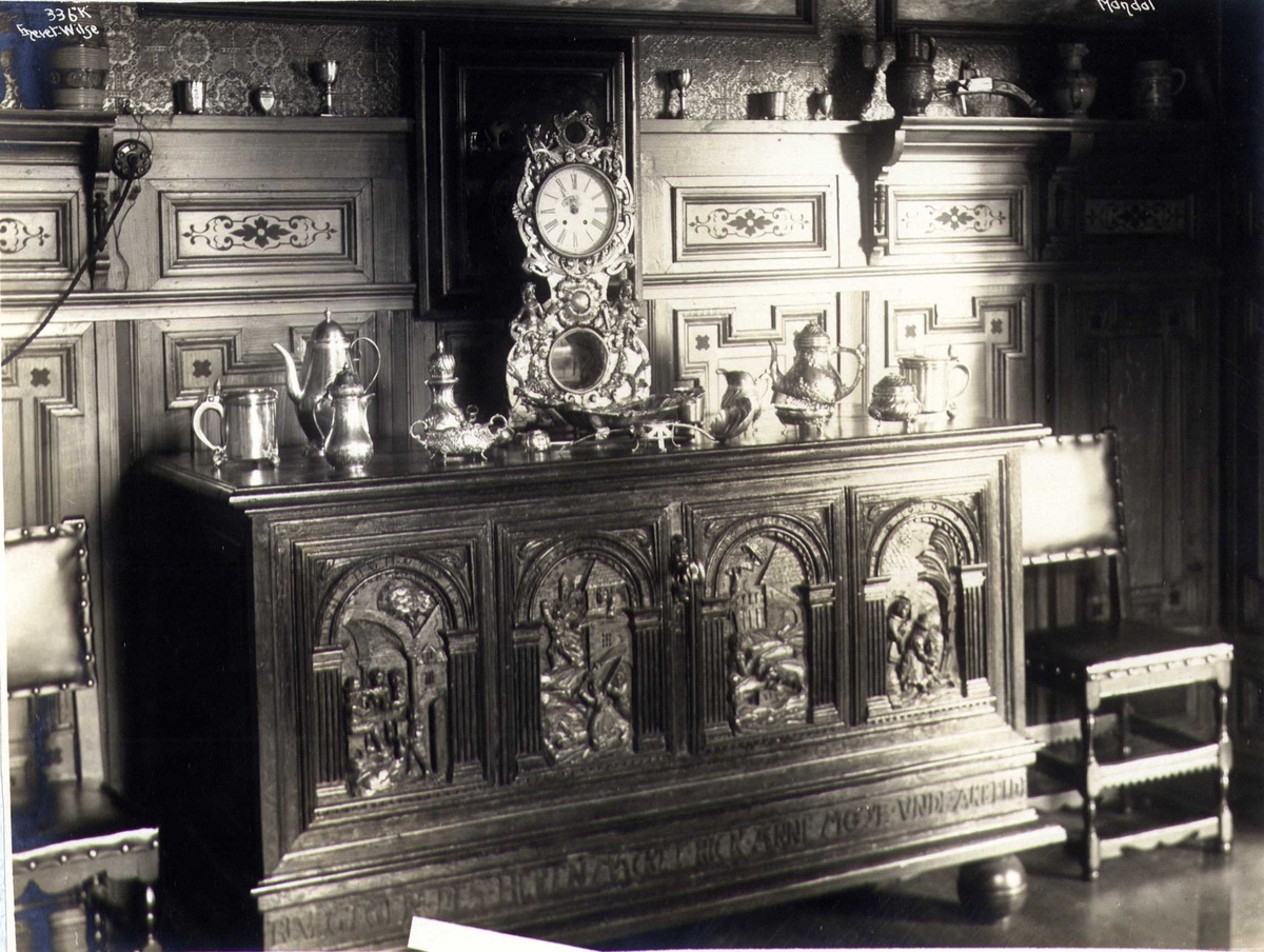 Anders Beer Wilse, Interiør med kiste, Halse, Mandal, Vest-Agder. Fotografert 1912. Fra konsul Bugges villa.