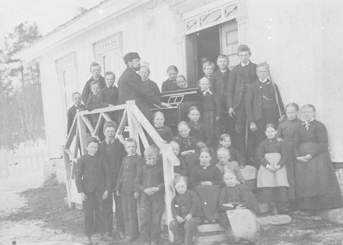 Jan Erik Øvergård, Gruppebilde, personer, klær, bygning. Samme som MINØ.009946,MINØ.009947 og MINØ.009949