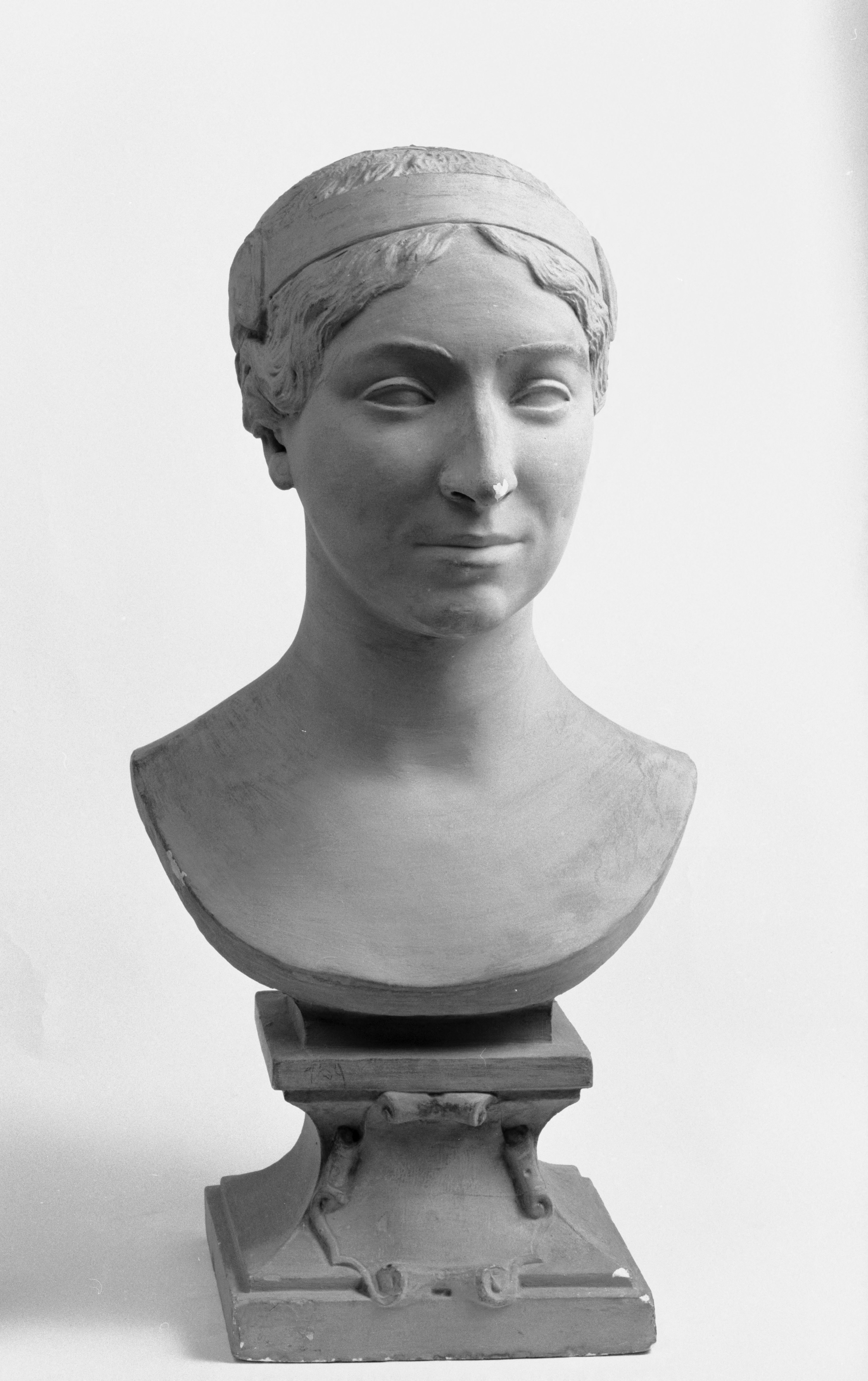 Jean Pierre Dantan, Portrait sérieux de Julie-Bernat, dame Bernard-Derosne, dite Judith (1827-1912), actrice.