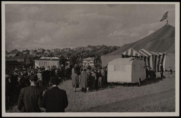 Hinde, John Wilfrid, view of a crowd waiting to enter the circus tent