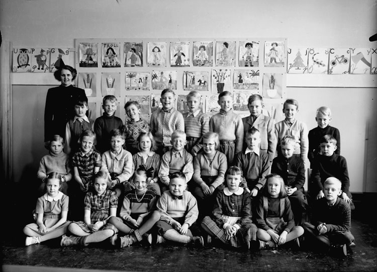 Sven Lindskog, Olaus Petriskolan, classroom interior, 34 boys with teacher’s wife Svea Lind. Class 2a, Hall 1.