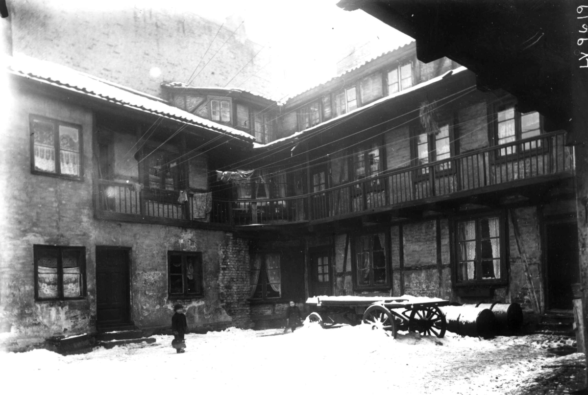Nanna Broch, Gårdsrom, Norbygata 4, Grønland, Oslo. Bakbygning mot vest og nord. Hestekjøretøy plassert på plassen. Fra boliginspektør Nanna Brochs boligundersøkelser i Oslo 1920-årene.