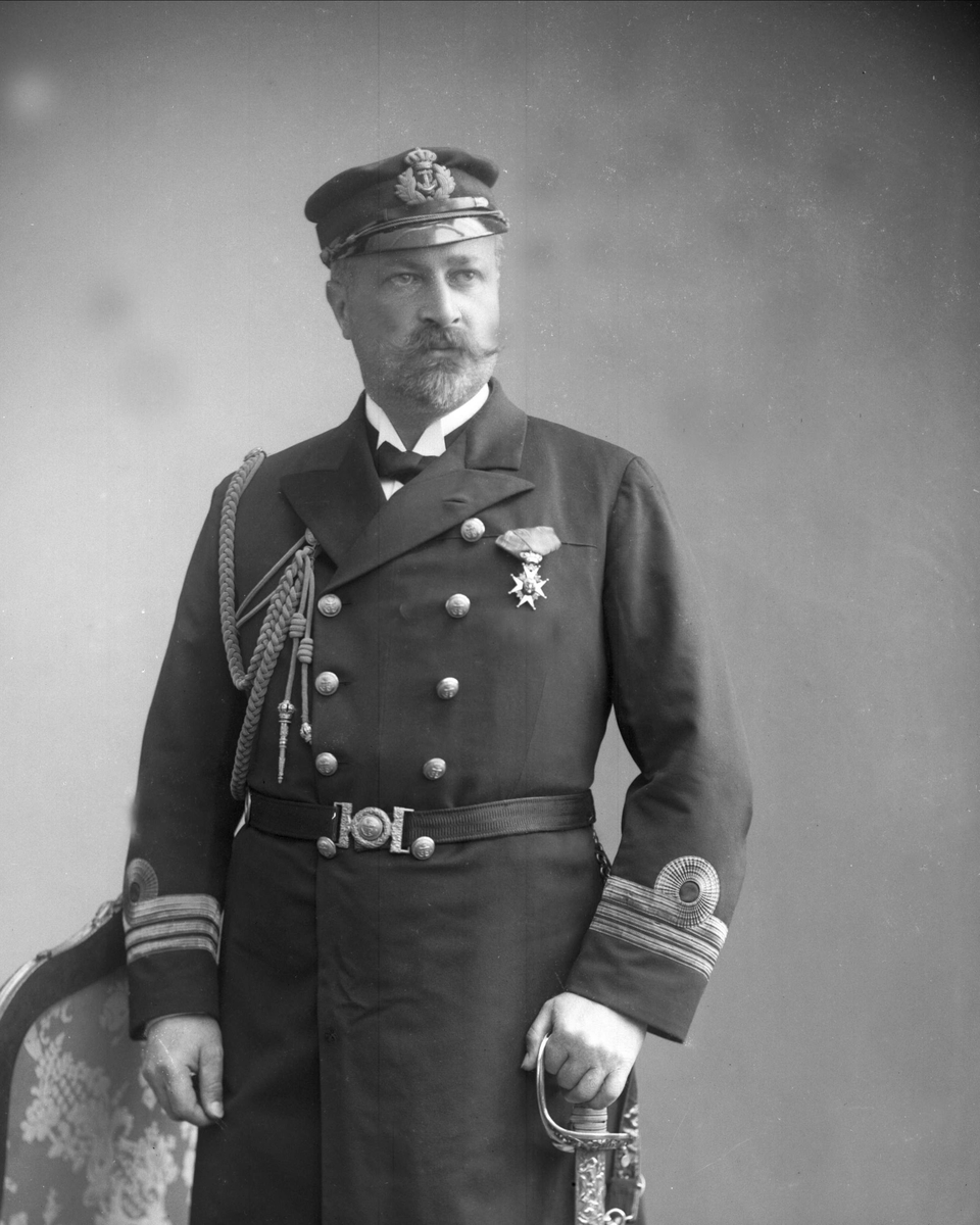 Gustav Borgen, Portrett, Gustav Christian Oscar Rehbinder Gade (1863-1926) i uniform som kommandørkaptein i marinen.