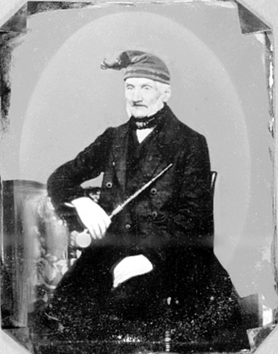 Anno Domkirkeodden, NILS JØRGENSEN HUSEBY, FØDT 1780, MANNSKLÆR, LUE, PIPE