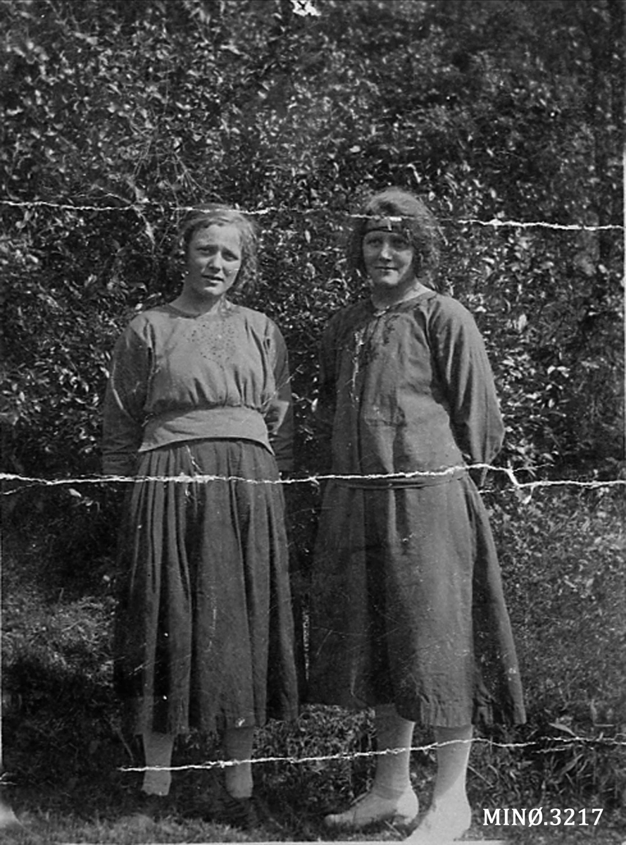Jo Øvergaard, Portrett av to kvinner