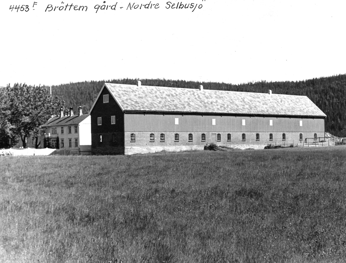 Anders Beer Wilse, Brøttem gård i Klæbu i Sør-Trøndelag, fotografert av Anders Beer Wilse i 1936.