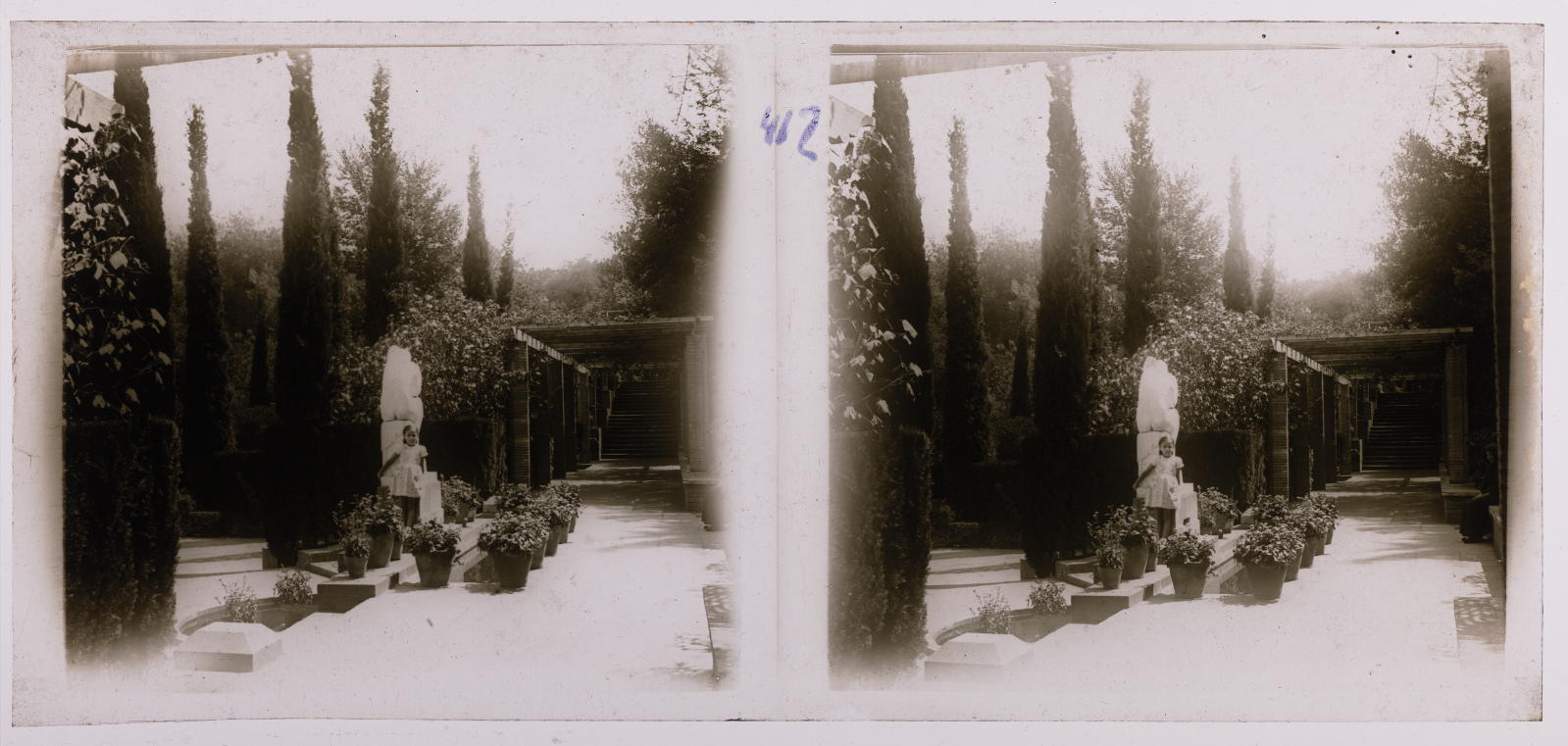 Desconegut, [Girl standing under a sculpture]