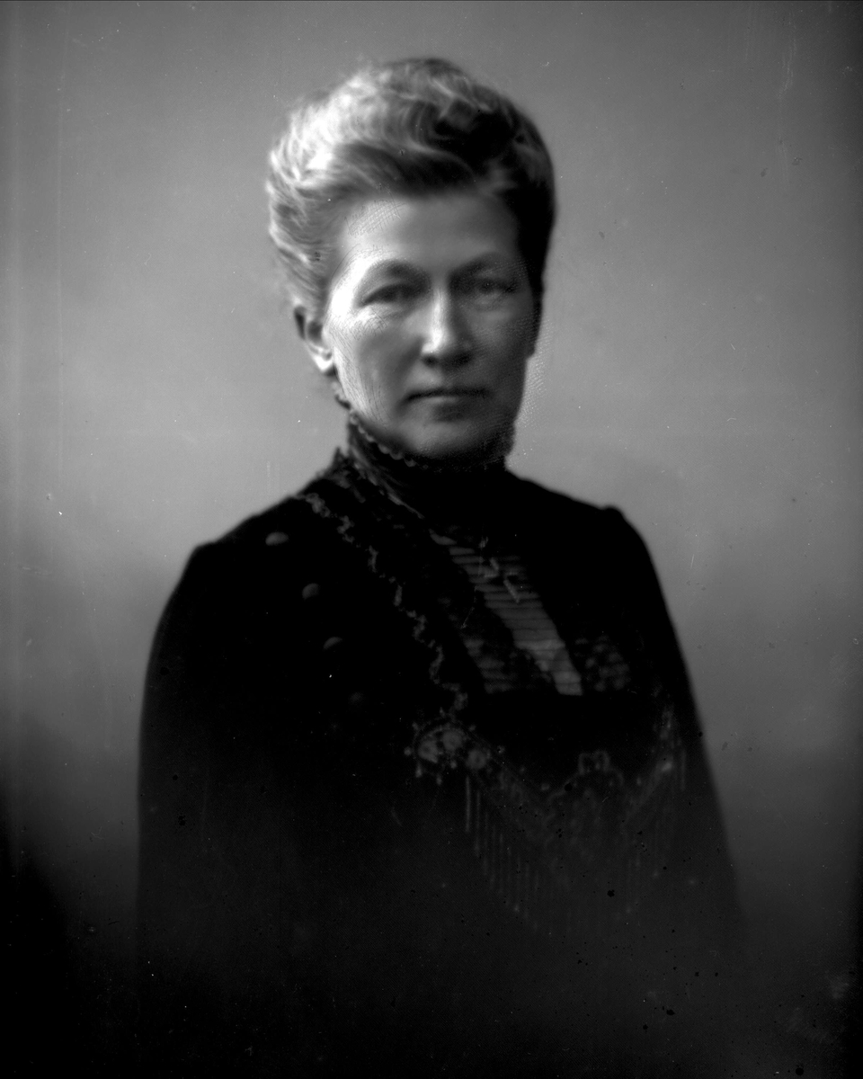 Gustav Borgen, Portrett, kvinne i svart kjole. Fru generalinne Lund.