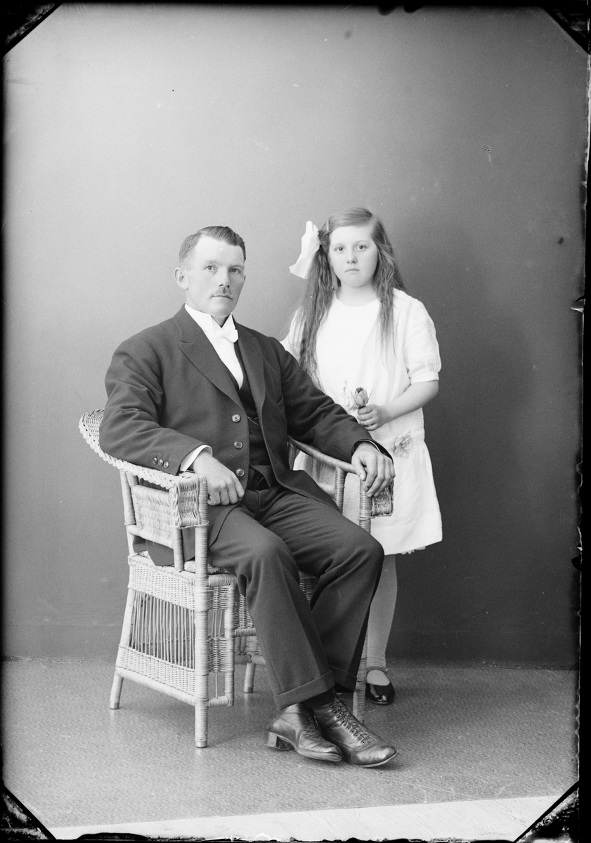 Skötsner-Edhlund, Ateljéporträtt - Verner Jansson från Harg med flicka, Uppland