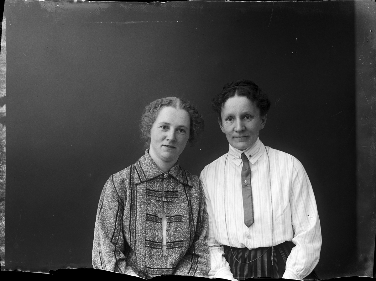 Skötsner-Edhlund, Ateljéporträtt - Tilda Alexius och Helga Smedman, Östhammar, Uppland 1923