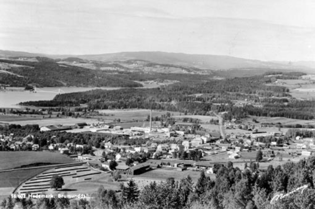 Anno Domkirkeodden, Oversikt, Brumunddal sentrum, sett fra Gresby mot Bunnefjorden, Ringsaker.