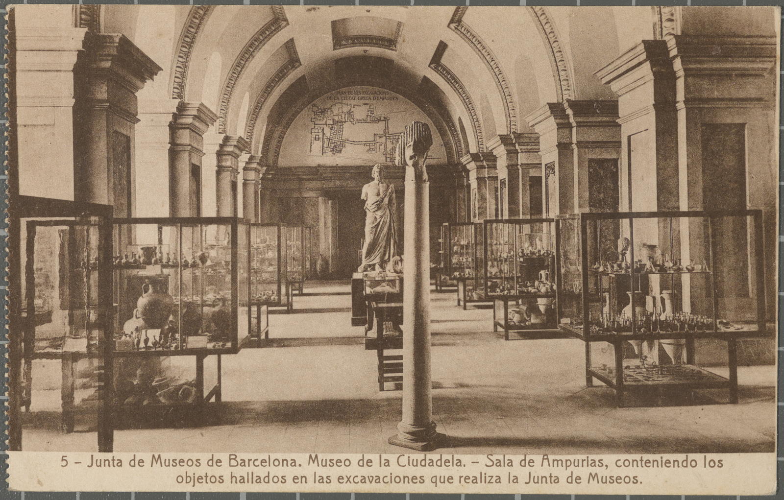 Desconegut, 5 - Joint of Museos of Barcelona. Museo of the Ciudadela. - Room of Ampurias, conteniendo los objetos hallados at las excavations that realiza the Joint of Museos