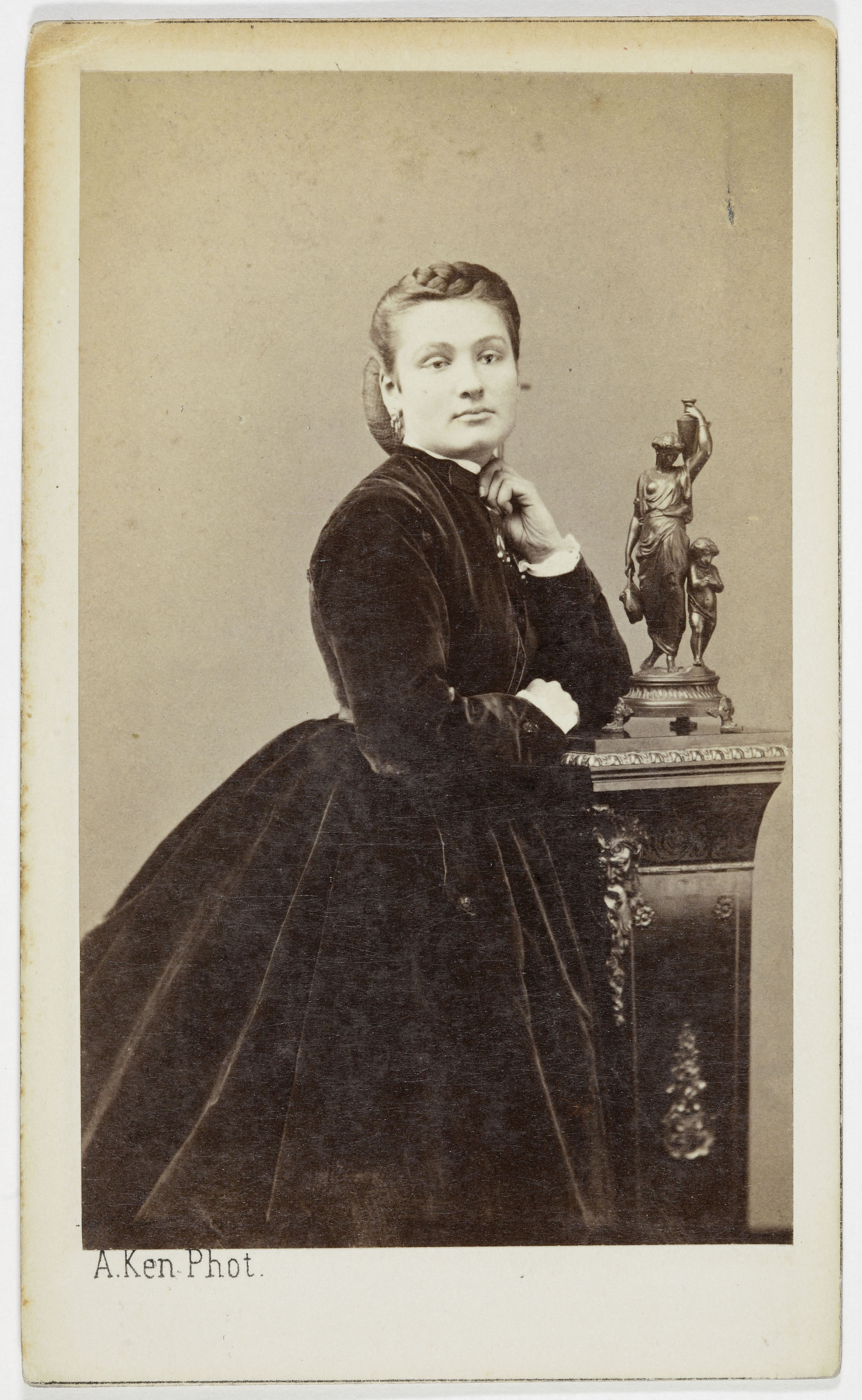 Alexandre Ken, Portrait d'Adrienne