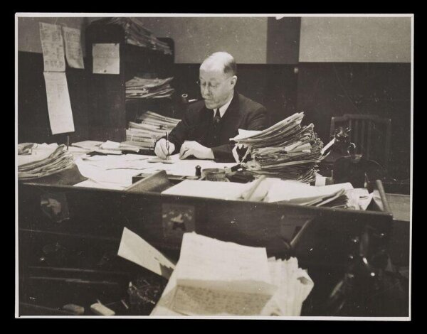 Hardy, Bert, Inside The War Office