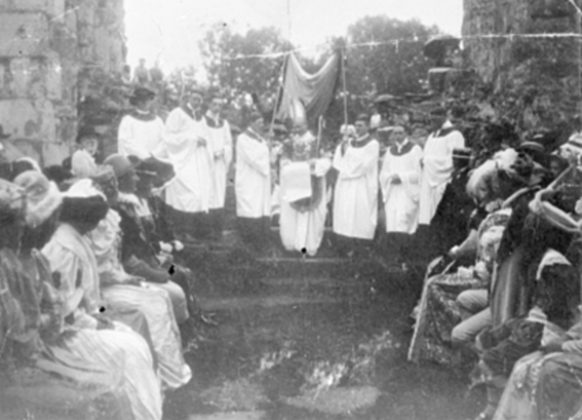 Anno Domkirkeodden, KATOLSK MESSE, 1911, PUBLIKUM, KOSTYMER, DOMKIRKERUINEN