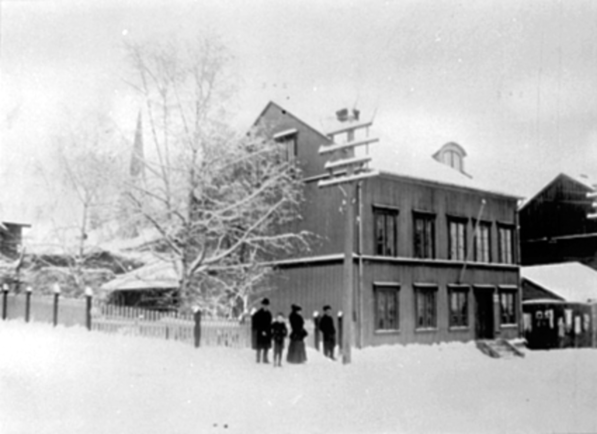 Anno Domkirkeodden, Torggata 95, Kafe Ramseth, Hamar. Eksteriør, vinter. Evelin og Christen Ramseth bodde her. Gården ble revet i 1968.