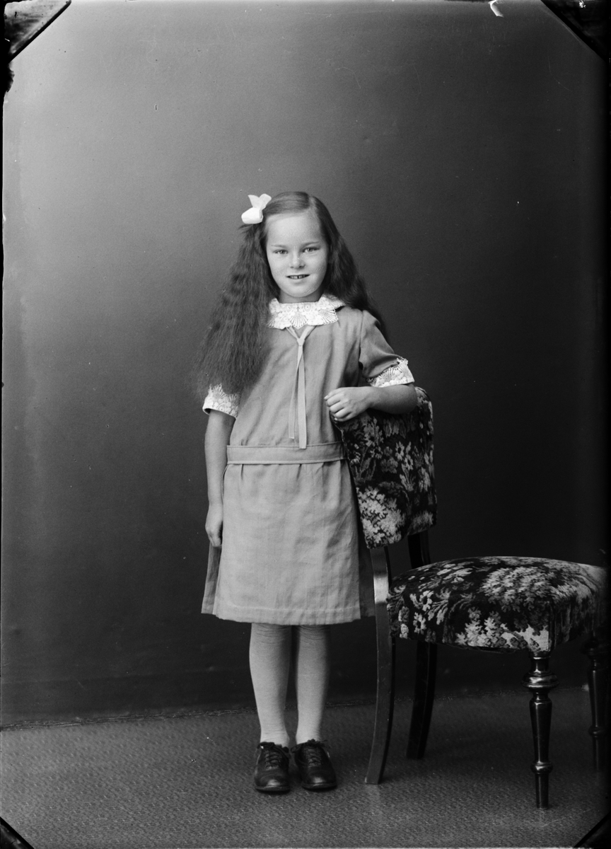 Skötsner-Edhlund, Barnporträtt - Flicka, Östhammar, Uppland