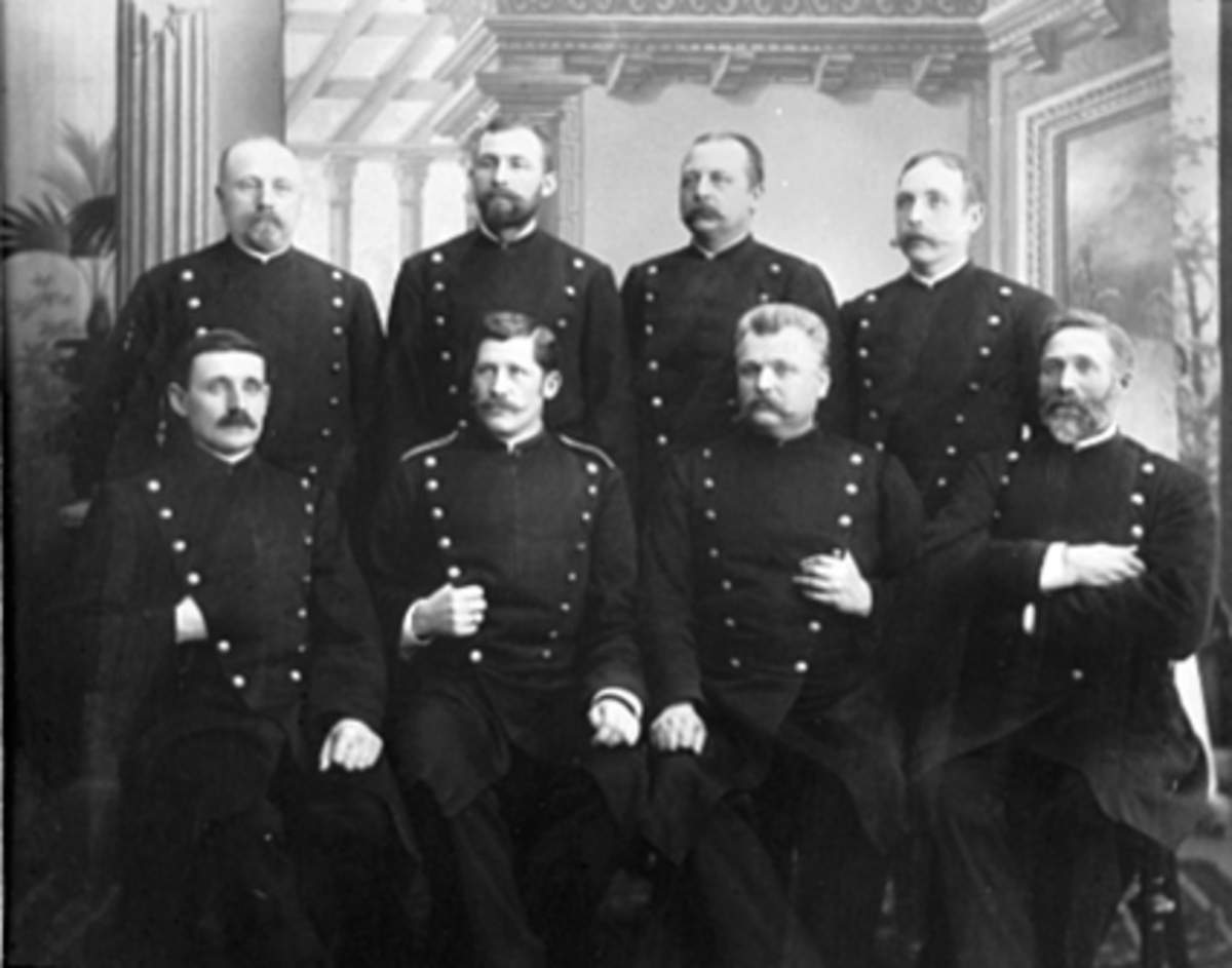 Anno Domkirkeodden, GRUPPE, 8 POLITIMENN. Første rekke fra v. Anders Vien, Johan Vadby, Anders Bakke, Arne Brenden 2 rekke fra v. Ole Møistad sen. Ole Møistad jr. Georg Huse, O. E. Molstad Se 0401-04480, litt annen rekkefølge på navn.