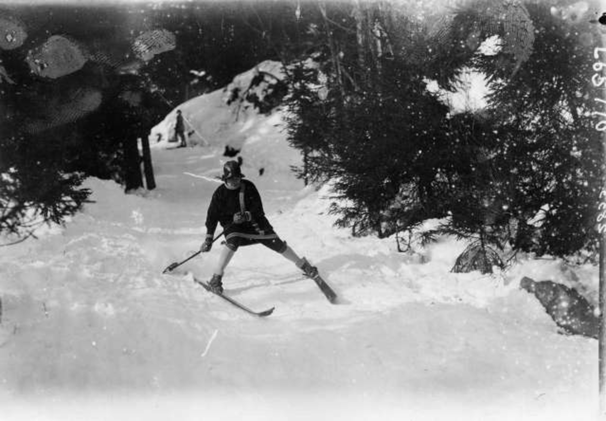 Hermann Christian Neupert, Vintermotiv. Ant. Nordmarka. Skiløper på vei gjennom skogen.