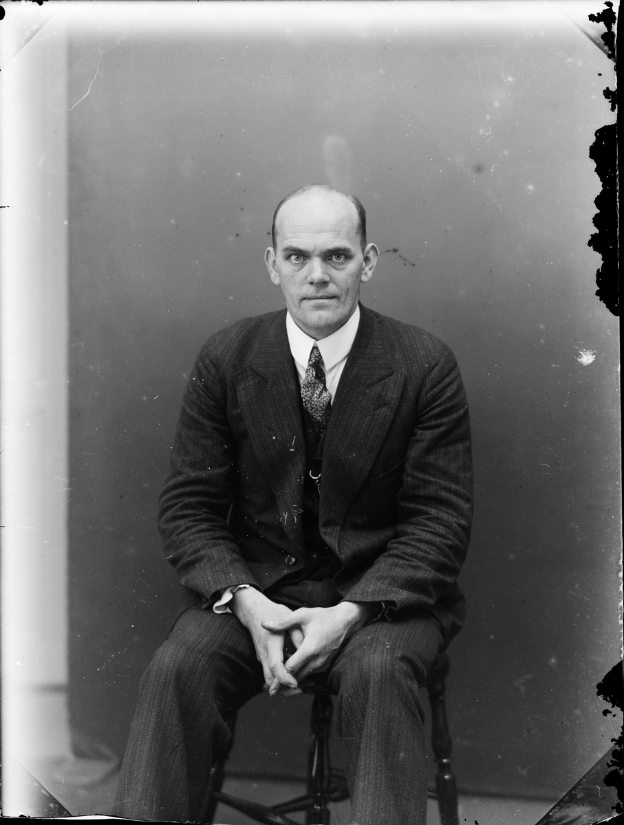 Skötsner-Edhlund, Ateljéporträtt - man, Östhammar, Uppland
