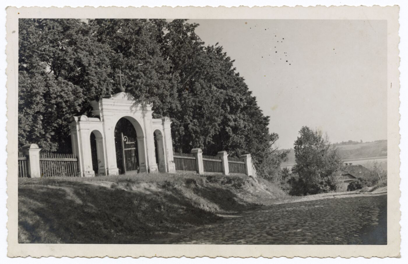 Nežinomas fotografas, Raudondvario senųjų kapinių vartai