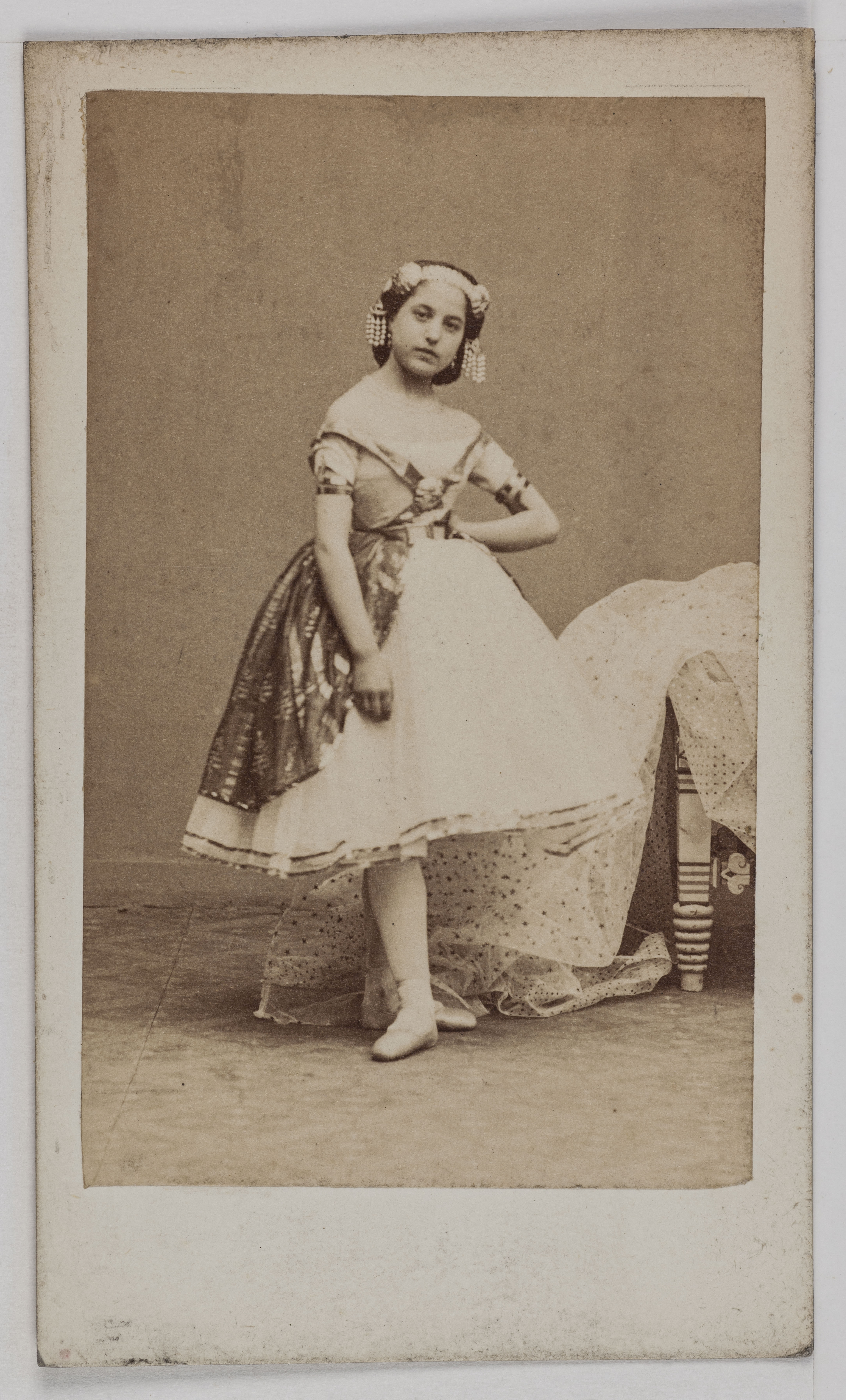 Disderi & Cie, Portrait de Volter (Wolter ou Walter ?; aînée ou Aimée ?), danseuse à l'Opéra.