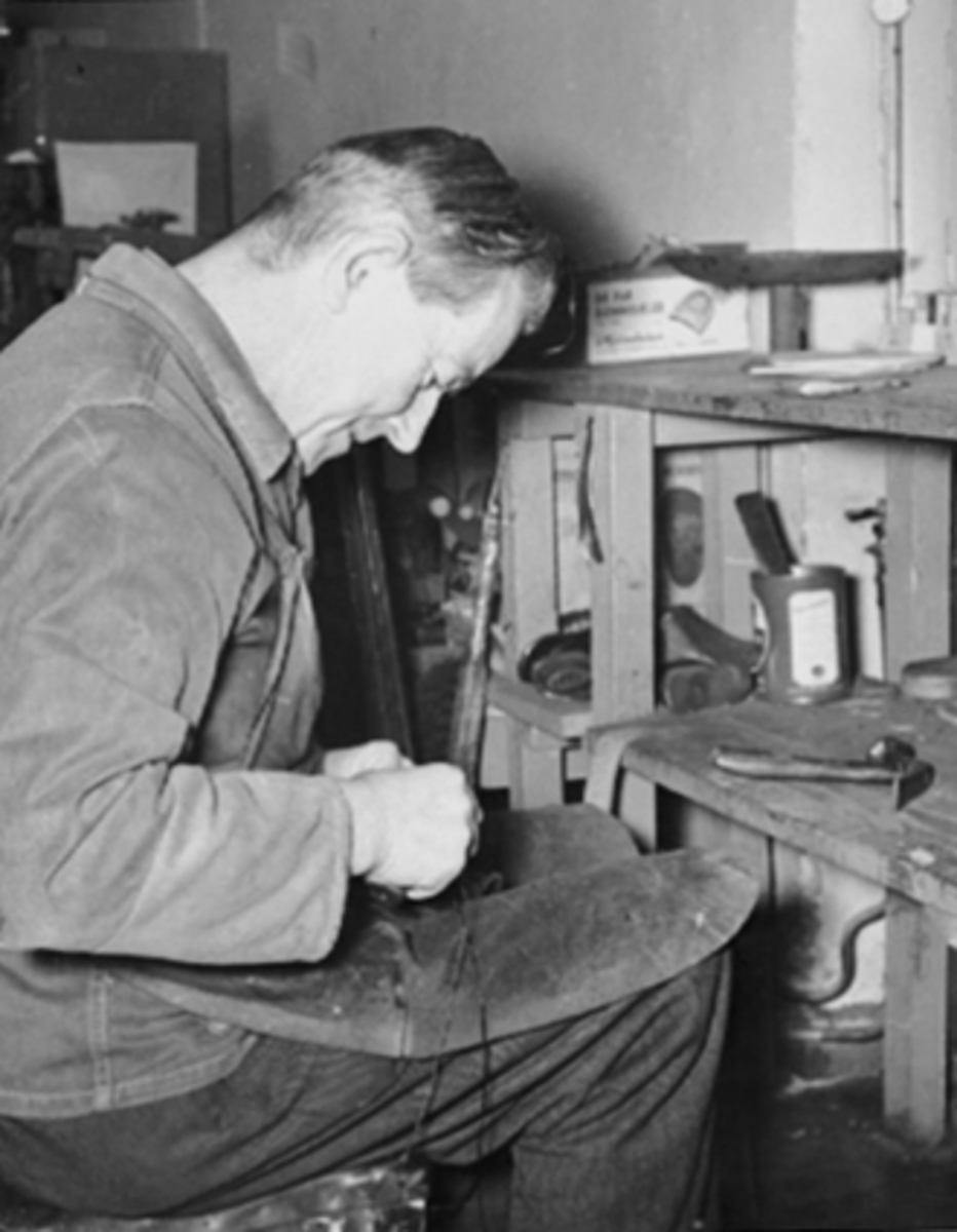 Anno Domkirkeodden, Skomaker Peder Lorentzen 1899-1980, skomaker hos Eyolf Hagen.