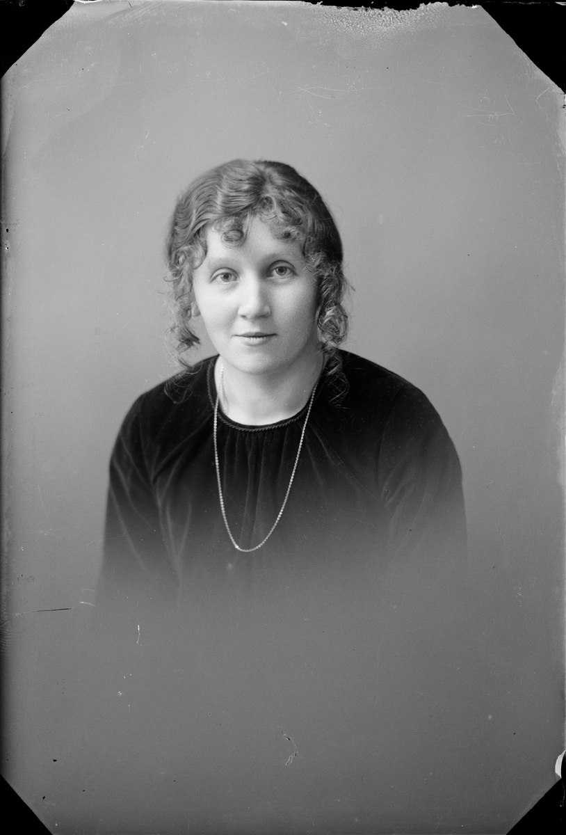 Skötsner-Edhlund, Ateljéporträtt - Adelia Mattsson från Ludsvedja, Valö, Uppland 1922