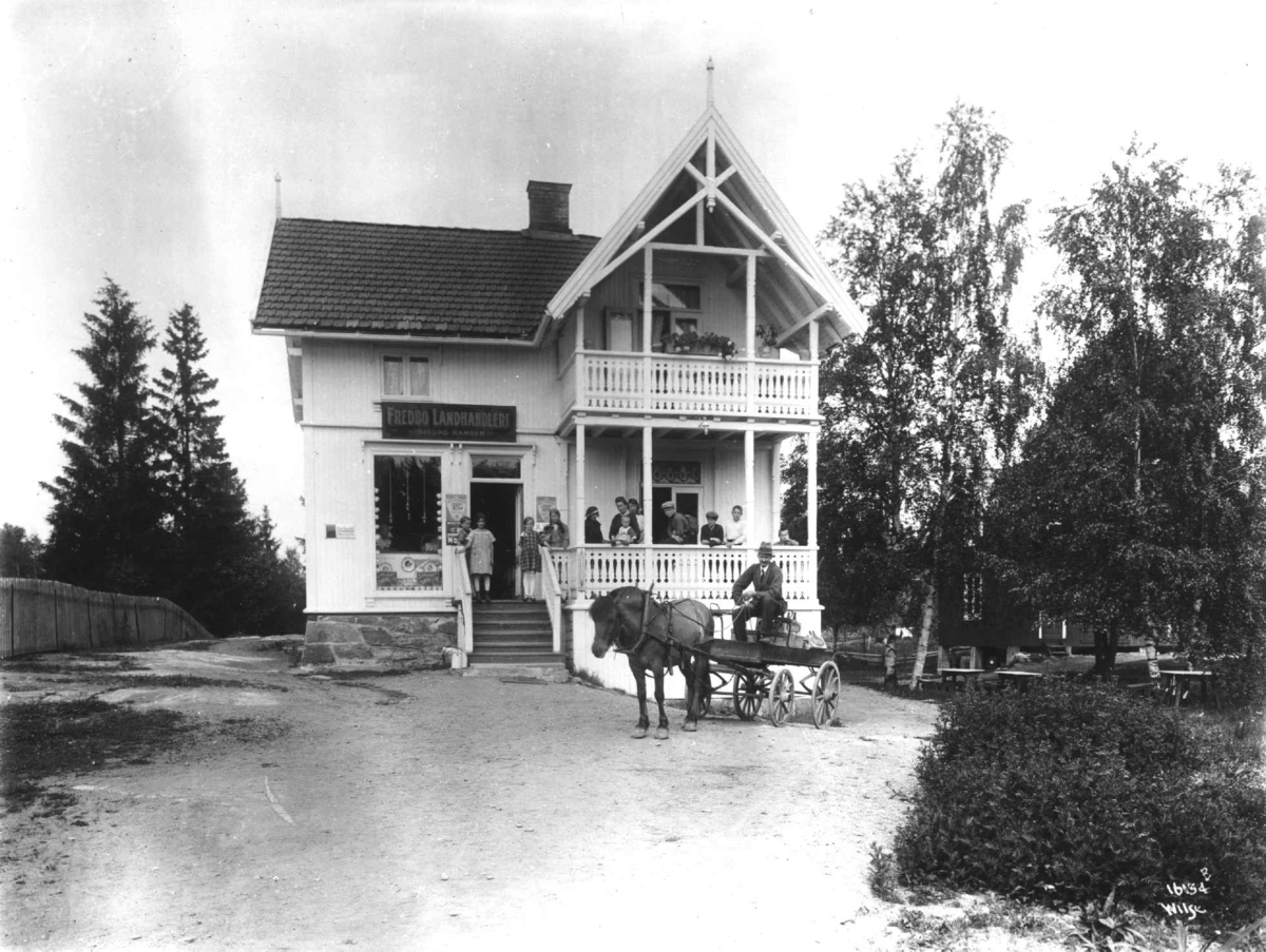 Anders Beer Wilse, Fredbo landhandleri ved Olsebakken på Høybråten, Oslo. Innehaver var Sigurd Hansen. Fotografert 1922.