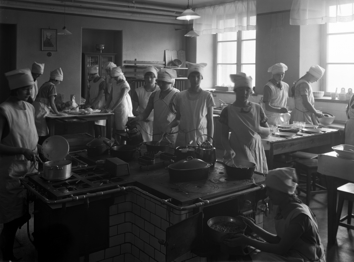 Samuel Lindskog, Engelbrektsskolan, skolköket. 14 flickor och fröken Signhild Starck.