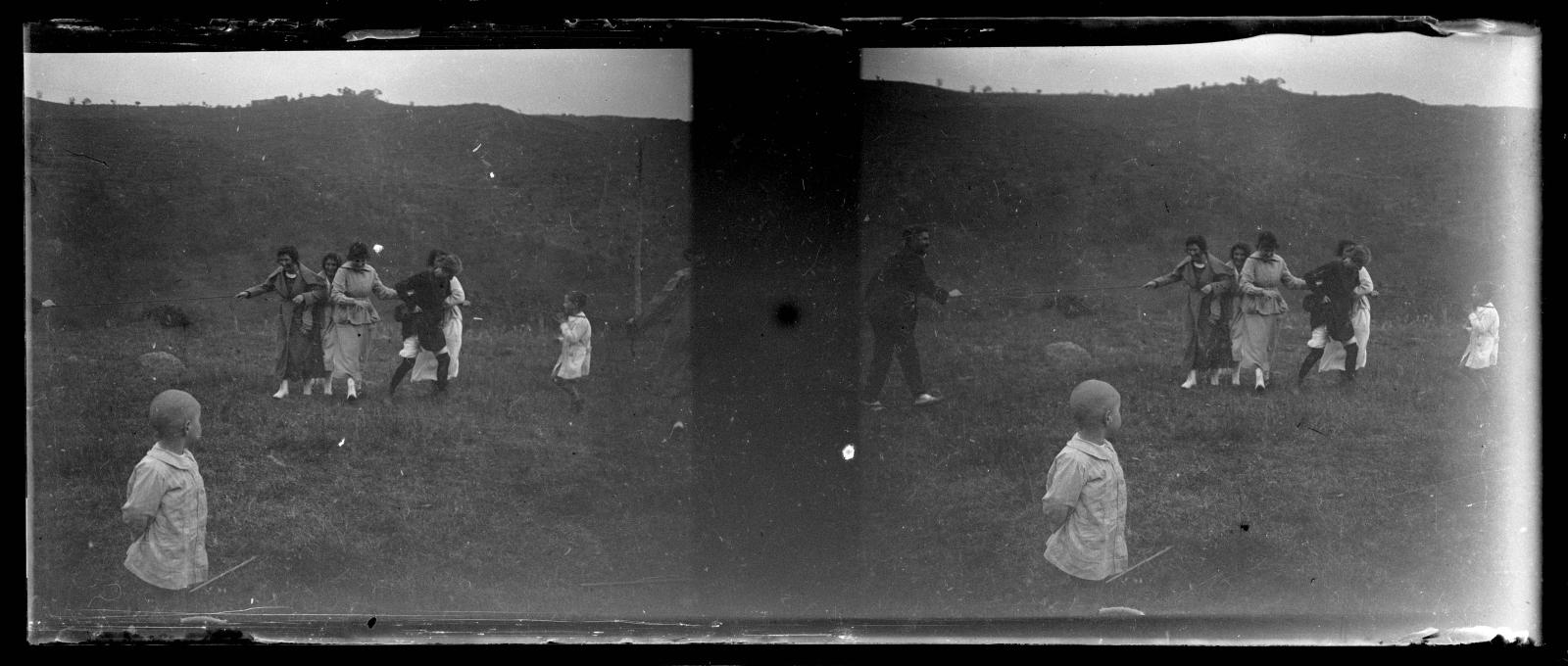 Desconegut, [Group playing]