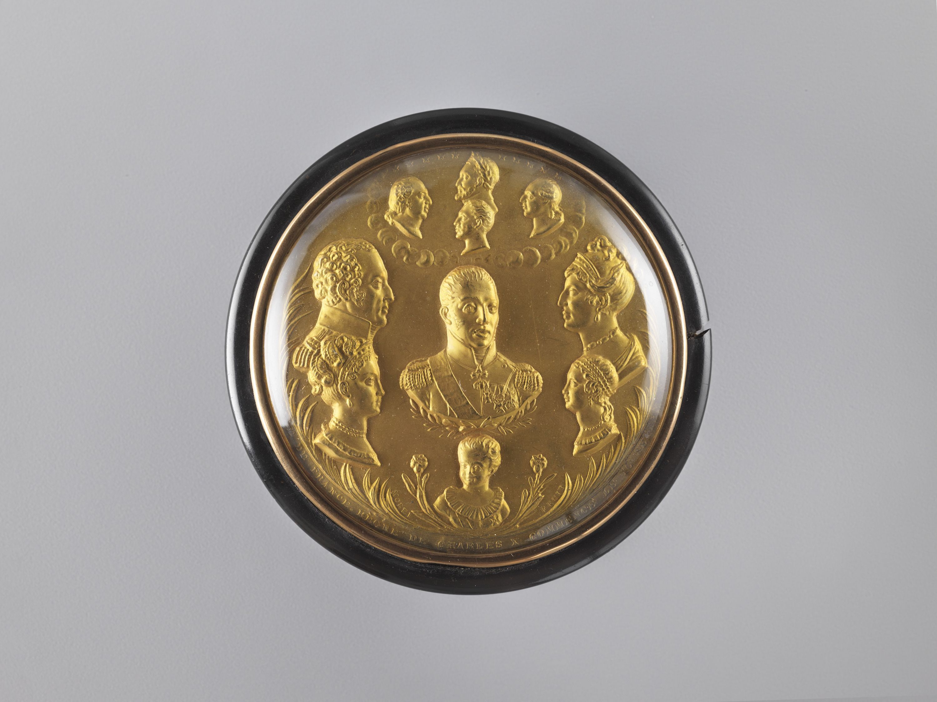 Anonyme, Tabatière montrant six portraits de la famille royale sous Charles X et de quatre anciens rois de France