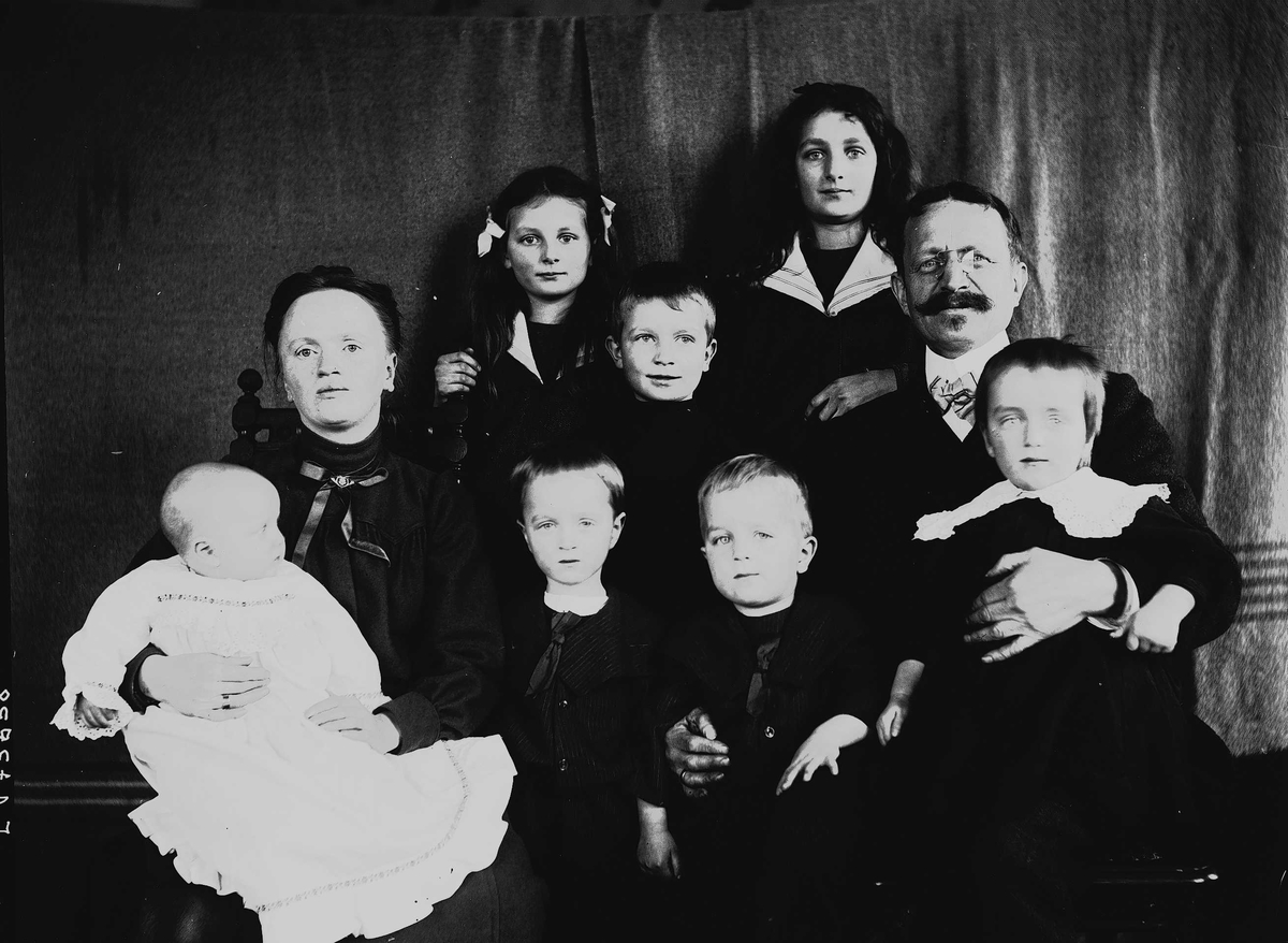 Axel Quinsgaard Wiborg, Gruppeportrett av familien Quinsgaard Wiborg, mor, far og syv barn, Digerud, Frogn, Akershus, 1908.
