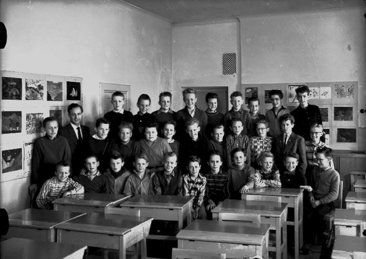 Sven Lindskog, Olaus Petriskolan, klassrumsinteriör, 31 pojkar med lärare Per Eric Månsson. Klass 6a, sal 38.