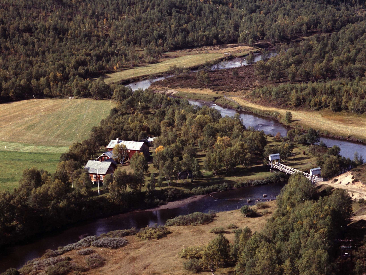 Widerøes Flyveselskap A/S, Gårdsplass.