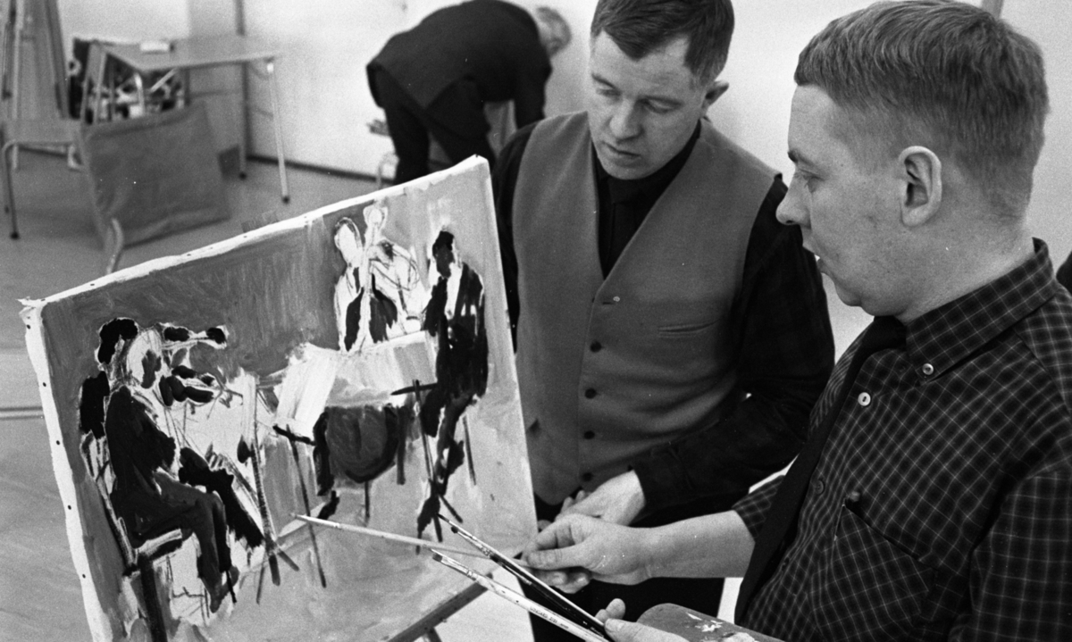 Örebro Kuriren, Painting for lunch, 28 February 1966 In the picture in the foreground, there are two gentlemen who have short hairstyles. One of them, visible in profile, holds brushes and a palette in his left hand. He points with a brush in his right hand to a painting that is under work. He is dressed in shirt …